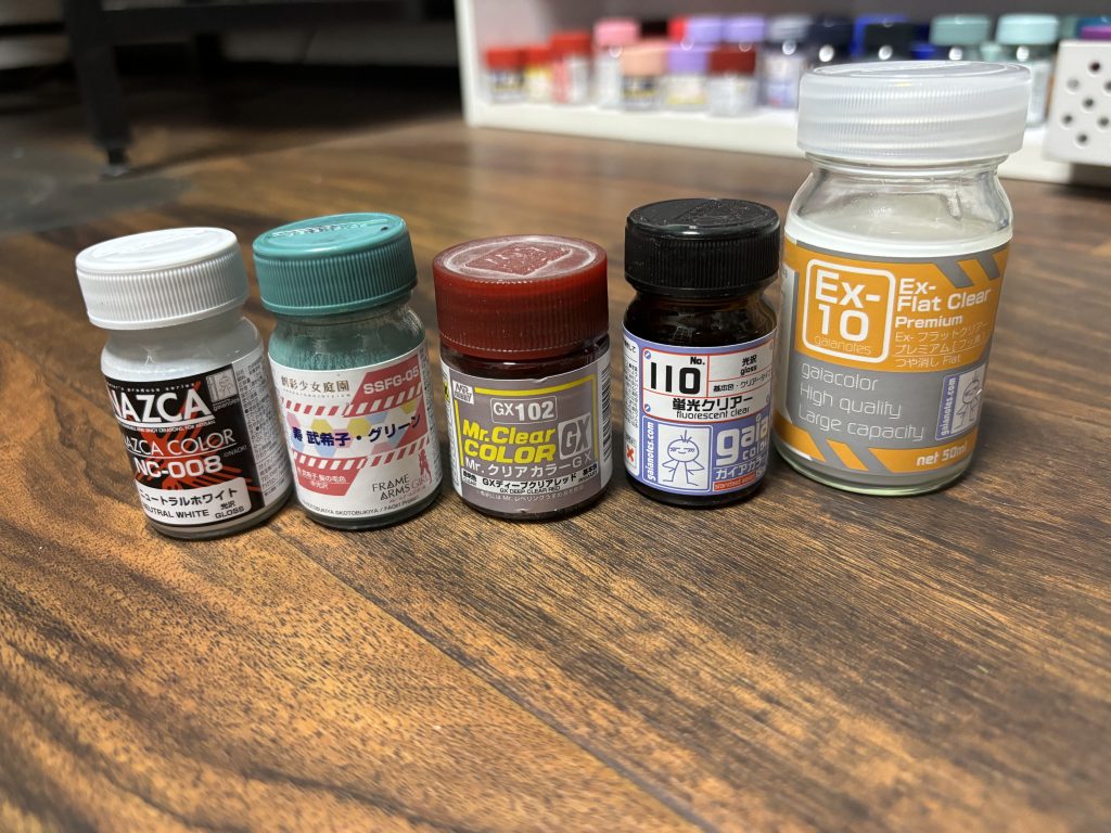 塗料はこんな感じ赤はクリアディープレッドで部分的にキャンディ塗装にしています。ガイアの蛍光クリアを重ねてブラックライト当てた時に青く見えるようにしました