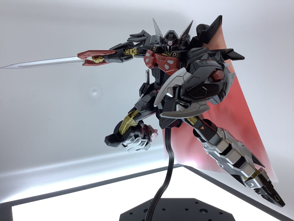 シールは極力避けました。ランナー塗装です。関節の金色がいい感じです。