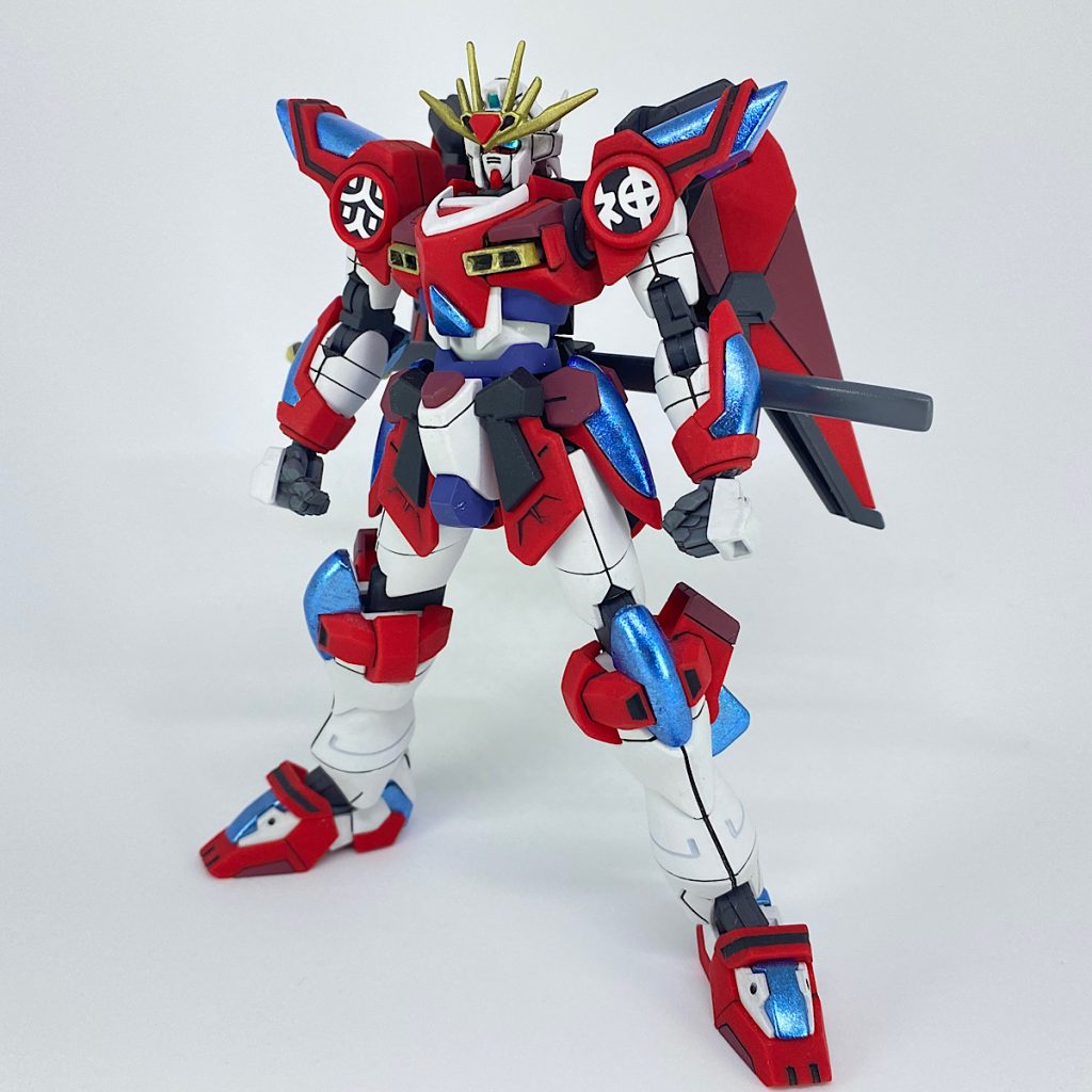 ディテールアップは筋の彫り直しぐらいで、追加の筋彫りはちょっとしかしていません。バーニング系は摩訶不思議な技を繰り出したりするので、「兵器」というより仮面ライダーやウルトラマンのようなイメージがありました。その為、複雑な形は避けつつメカニカル過ぎないよう意識しました。あとは塗り分けで情報量アップさせてます。デカールも貼ろうと考えましたが、今回は敢えて無しでやってます。