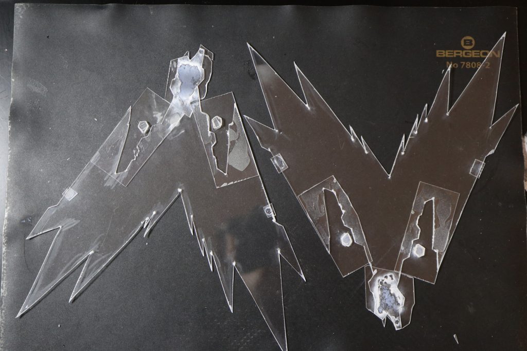 ジェルタイプの瞬間接着剤を使用したのが間違いでした💦白化してしまいました😢この後の工程でラメを入れた大波小波を塗りたくっていくうちに、あまり目立たなくなりました。ボツにならずにすみましたが賭けでした😮💨