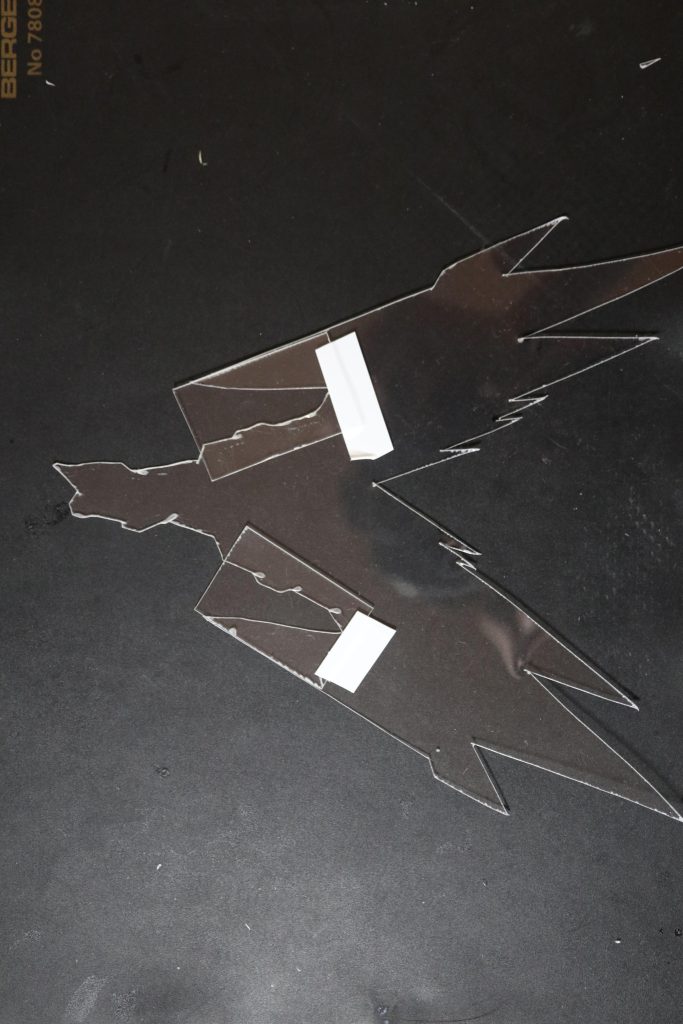 着脱するよう、ウイングを固定する為に裏にプラバンを接着しました👍