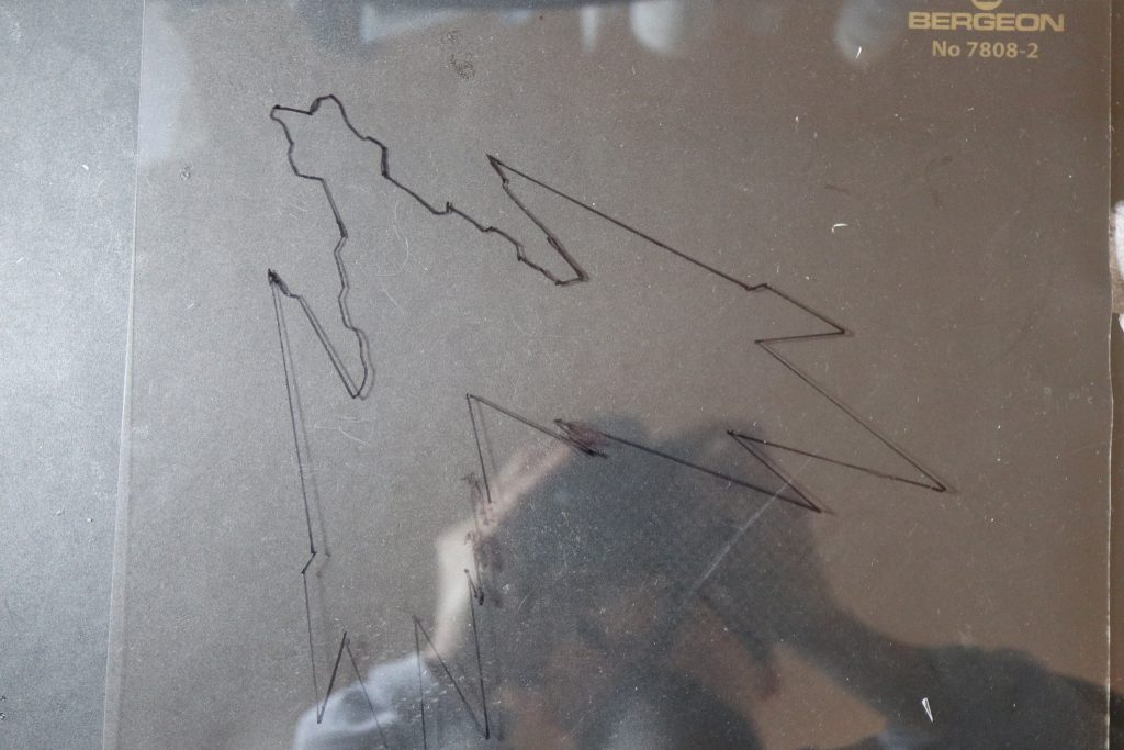 プラバンにマジックで下書きをして切り出しました。この下書き跡を消すのにベンジンを使用したのが間違いでした💦翼の先端が薬液による影響で脆くなり、パキっと折れてしまいました。