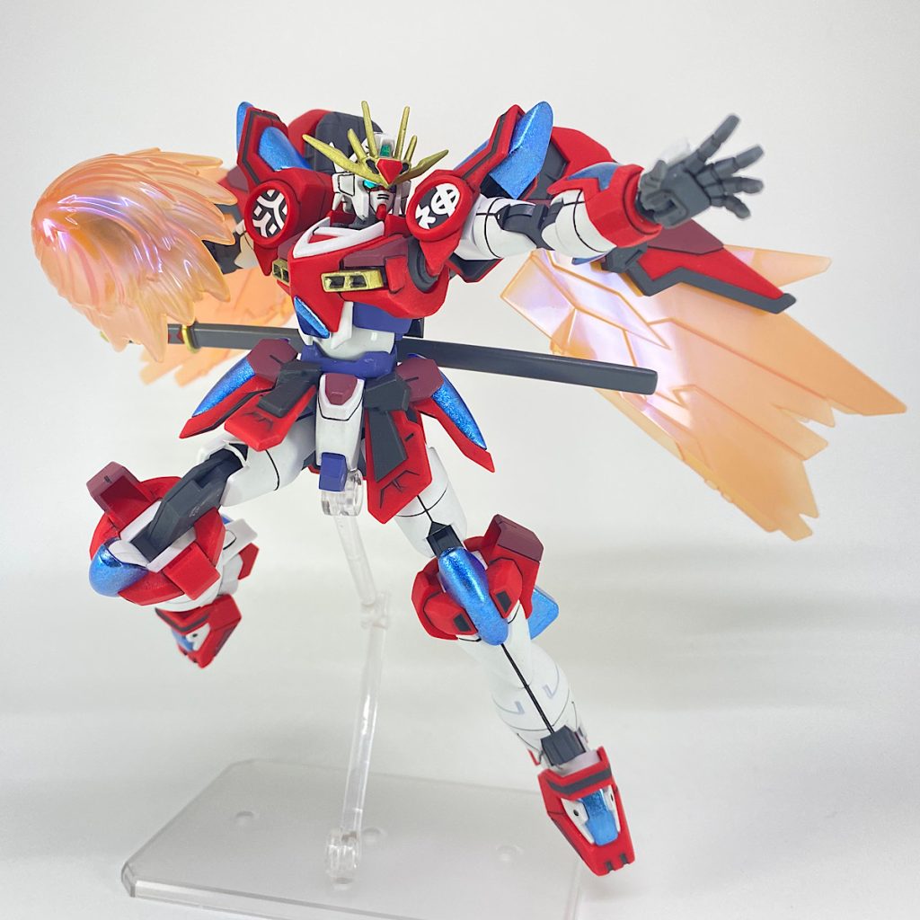 塗装は所々にアクセントで暗い赤色を散りばめています。肩や膝にある青色の偏光パーツには水性ホビーカラーのクリアブルーにセリアのミラーパウダーを混ぜており、粒子感を表現しています。メタバースではプラフスキー粒子の恩恵は多分無いかもしれませんが、購入時から考えてた手法なので今回試してみました。