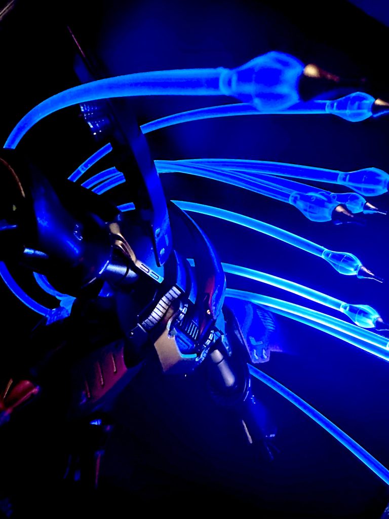 ファンネル射出キットは蛍光塗料で塗装し、青白く発光します。(gandam-hand2)