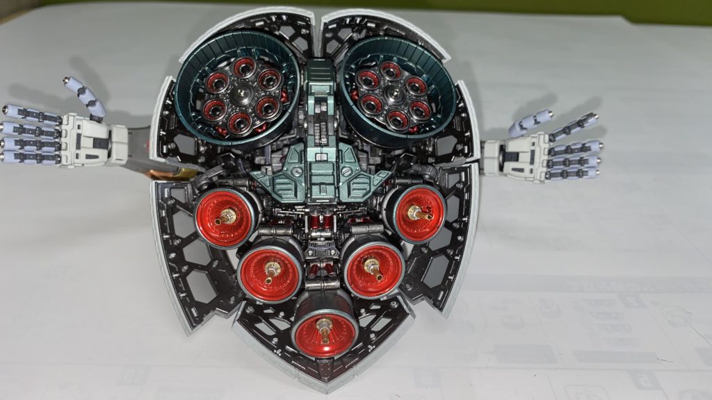 大きいバーニアはプレミアムレッド。小さいバーニアは調合したレッドメタリック。緑部分も調合したグリーンメタリック。大きいバーニアの先端中心部を延長改造しました。