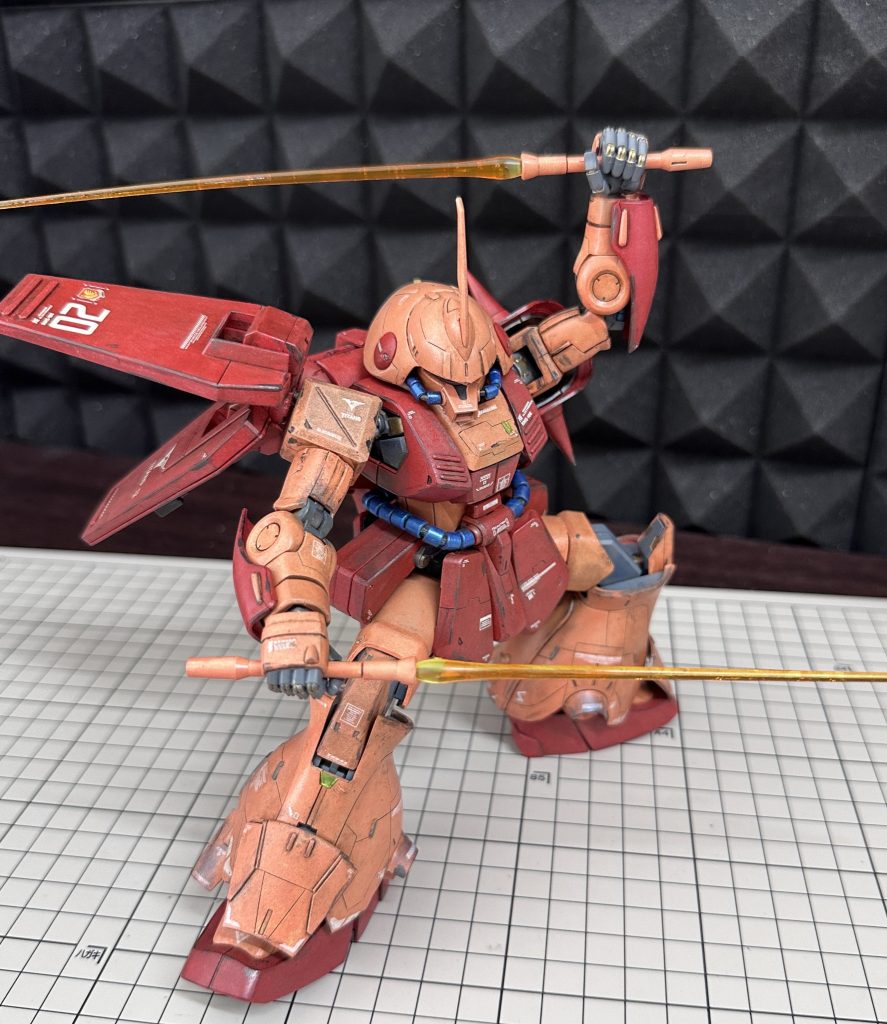 ハンドパーツが弱く銃が保持できないので、これはビームサーベルで飾ることになりそうです