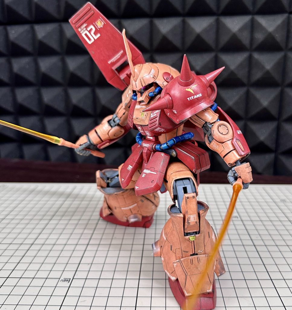 白サフ後に筆塗り全塗装スジボリ追加プラチップで凸モールド追加メタルボール埋め込み、メタルバルカンパーツセンサー部はビームサーベルのクリアパーツのランナーをチップに切り出してラピーテープに上貼りウェザリングはグランドブラウン