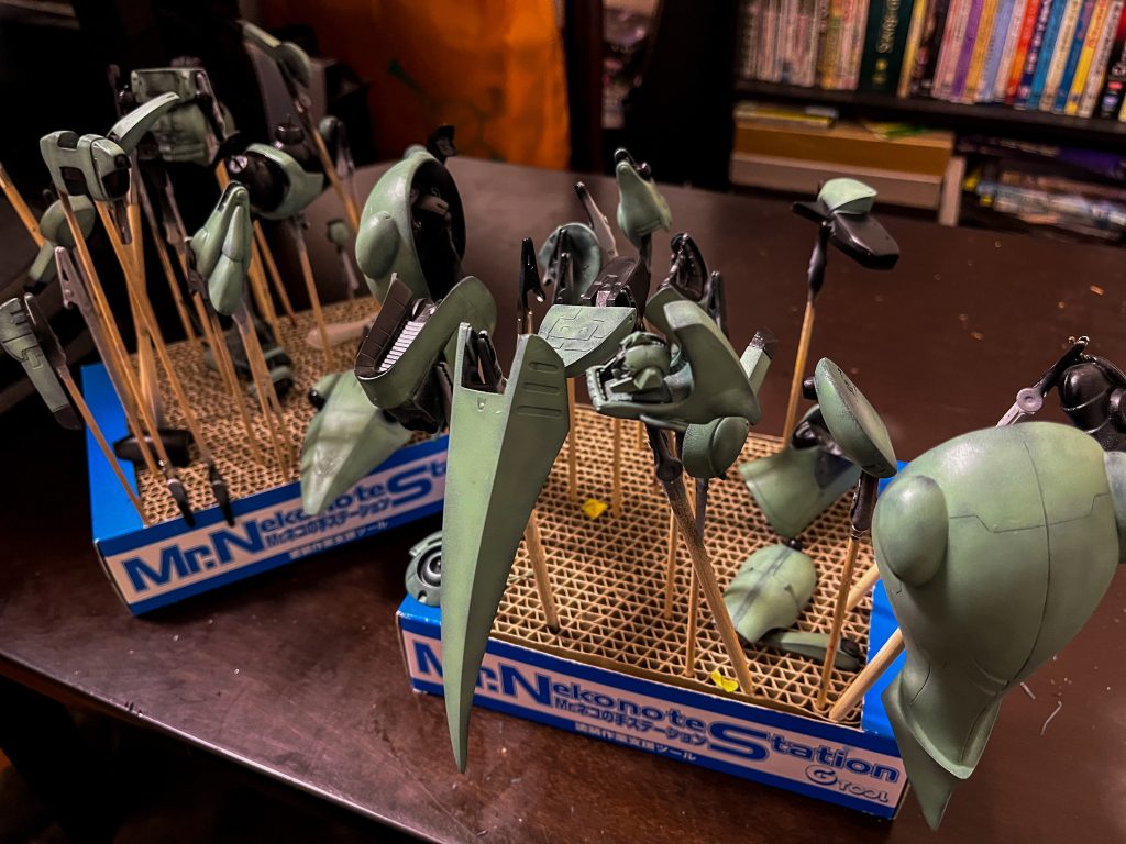 普段は水性塗料オンリーですがラッカープラサフで下地後、水性塗装しました。ヤスったのに何度も剥がれます。トップコートでやっと落ち着いた〜