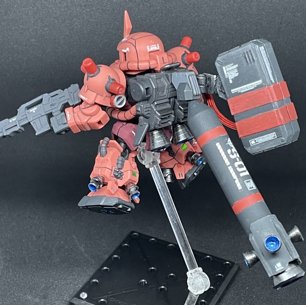 バックパックのミサイルポッドみたいな箱は、電飾の電池やらを隠す為に取り付けましたバックパックから伸びる赤いメッシュチューブの中に配線を通しましたモビリティジョイントだと内部に隠すスペースがありませんでした