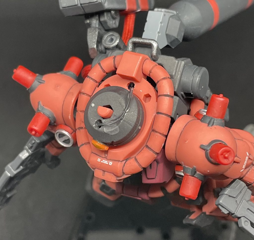 頭部もカツカツのスペースに無理矢理配線してレジンで固定しました配線はバックパックの中で少し余長があるので、モノアイは可動します