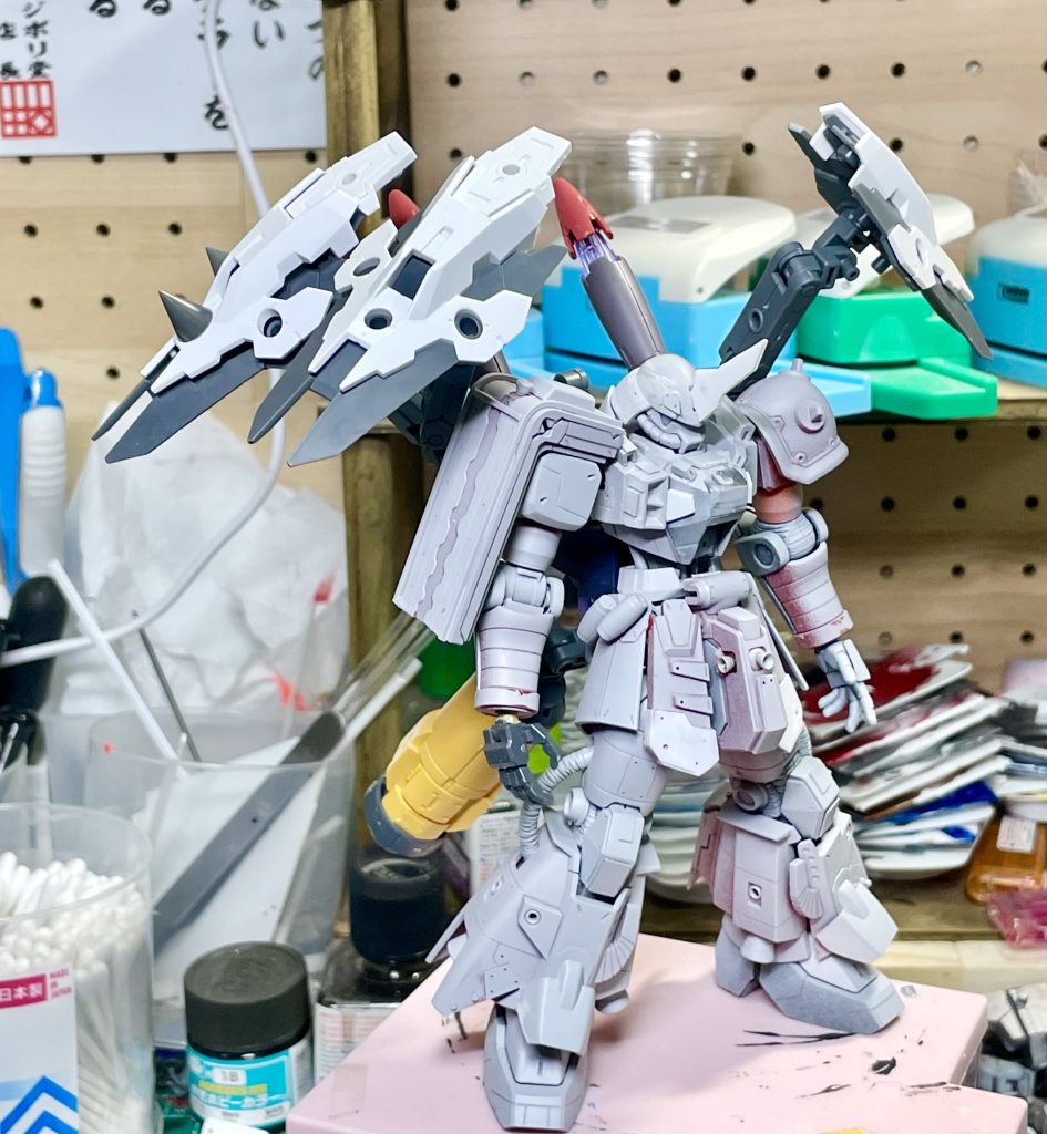 今回はザクファントム＋サイコザクがメインです当初は30MMのシールドにスパイク付けて…と思ってましたがザクファントム２つ買ってあったのでせっかくだからそれを使いました腹には密かにシリンダーを仕込んであります鉄血好きとしてはやはりやりたいシリンダーチラ見せ