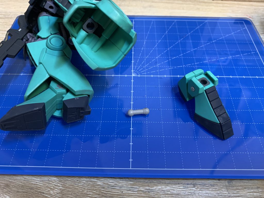 脚部をダブルボールジョイントにしております。aluminumさんの3Dプリンター品です。脚部本体側はポリキャップを入れるため少し削っています。接地性がかなり向上しました。