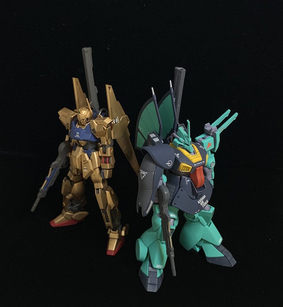 以前製作した百式と並べて〆。ご覧いただきありがとうございました。カラーレシピ:ハンドパーツ:ファレホモデルカラーダークシーグレー(手の甲はアクリルガッシュエメラルドグリーンファレホメカカラーファントムグレーを調色しています。)膝ダクト:タミヤエナメルジャーマングレー