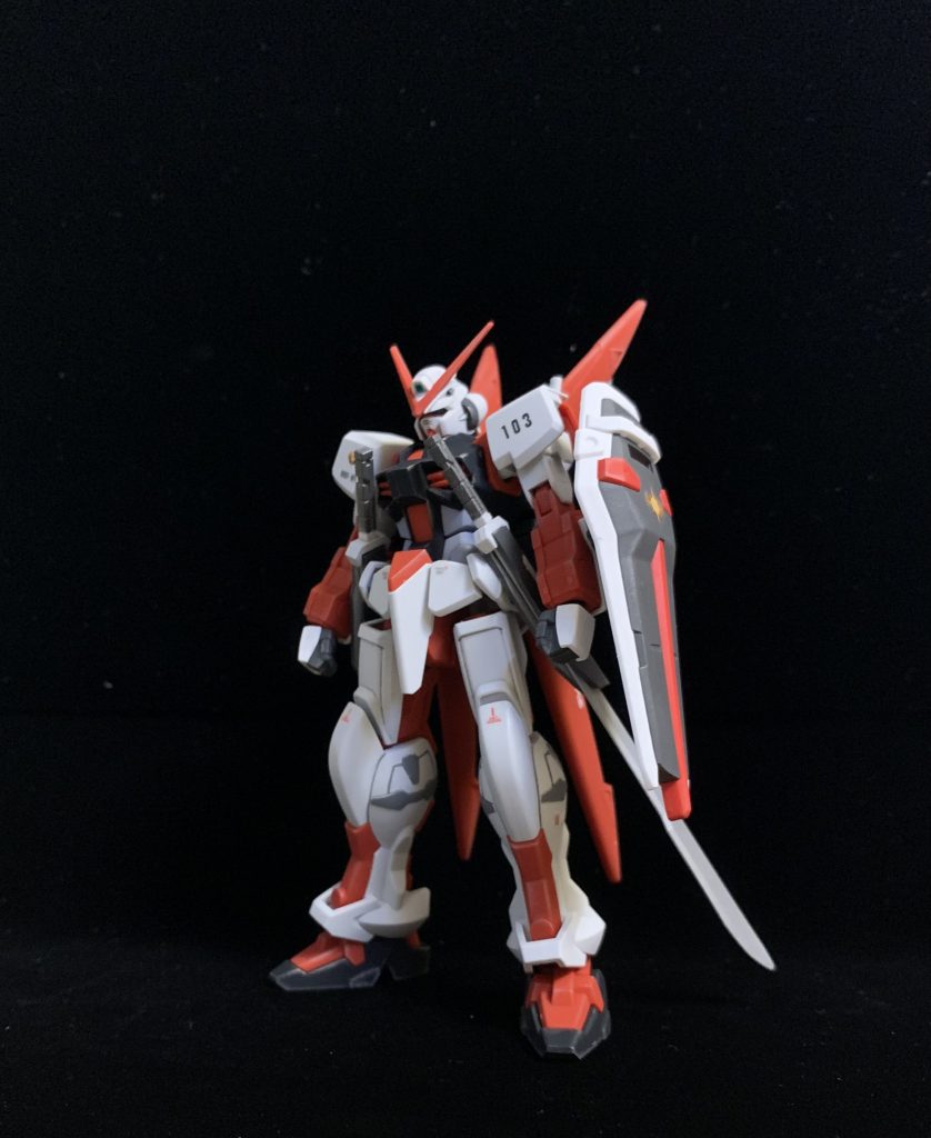 両握り手のハンドパーツはHGUC百式から流用しています。サイズ感もちょうどよいかと。