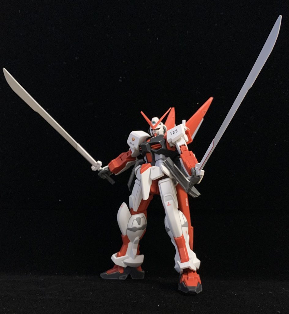 対艦刀を構えて。対艦刀は赤での色分けがありますが、鞘に収納する際に塗装が剥げると思いましたので、赤でのスミ入れを行ったのみとしました。クリアランス調整したので、鞘側の色が付くこともなくなりました。