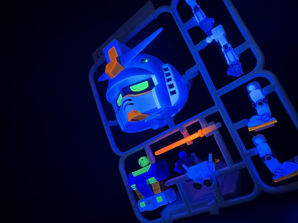 発光状態！全パーツ蛍光塗料で塗装しているので、全部輝きます！