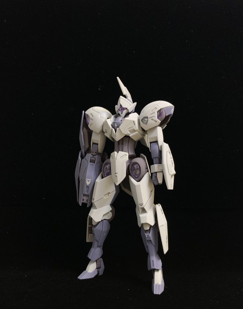 通常形態にもできます。左握り手は百式から流用しました。以下、軽くアクションポーズです。まずは通常形態から。