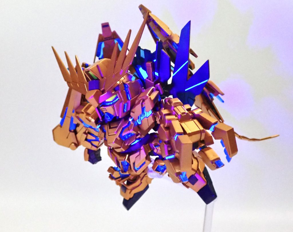 サイコフレームは蛍光クリアで塗ってあるのでブラックライトで光ります