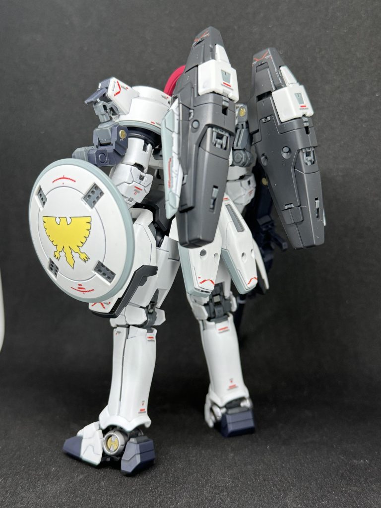 リヤ主に、Aランナーにあった、スーパーバーニアや腰回りのホワイトのパーツをクレオス のミッドナイトブルーでAランナーと、D1ランナーのイエローのパーツはクレオス のエアクラフトグレーでイエローのパーツの頭部と胸部の部分のみ、ガイアのスターブライトブロスにて塗装しました。その他関節部等に一番塗装を施してあります 