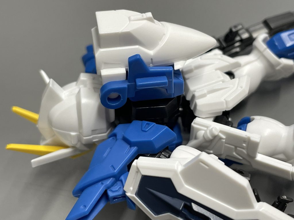 軸穴がちょうど3mmくらいなのでほぼ加工なしで取り付けれます穴の近くの長方形の出っ張りがMJの取り付け部分ですウイングの可動はSDのほうが良いです