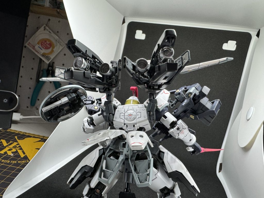 「殺人的な加速」との表現も納得できるリアビューです。