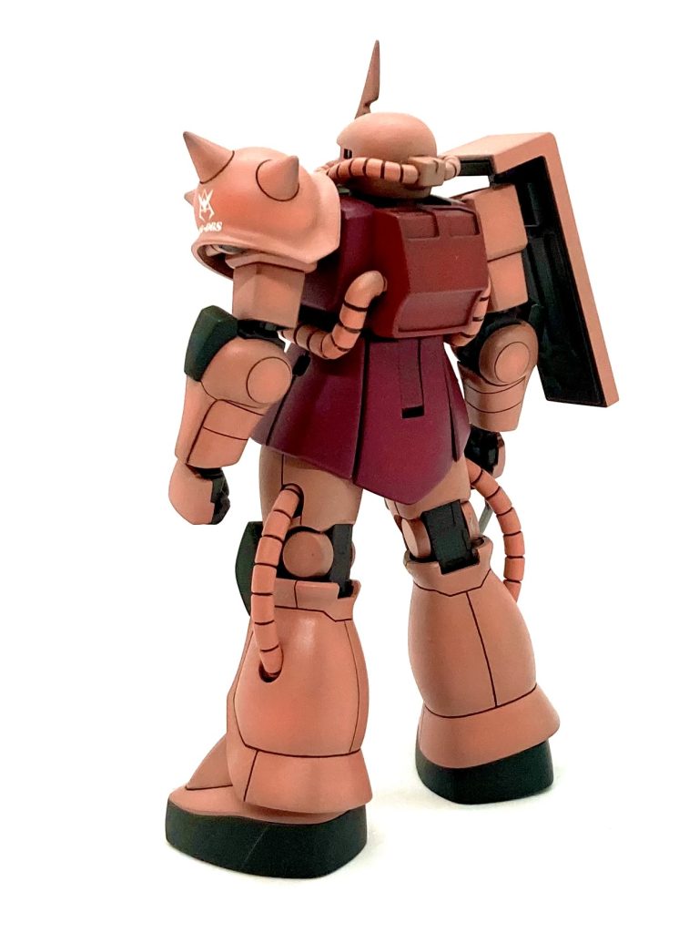 お、後姿だと良く分かりますね〜合わせ目をしっかり消してから、改めてリバイブ版に寄せた分割ラインを彫り直すという…  訳のわからない作業を😅塗装は素組みをイメージして、あえてベタ塗りっぽい仕上げ。