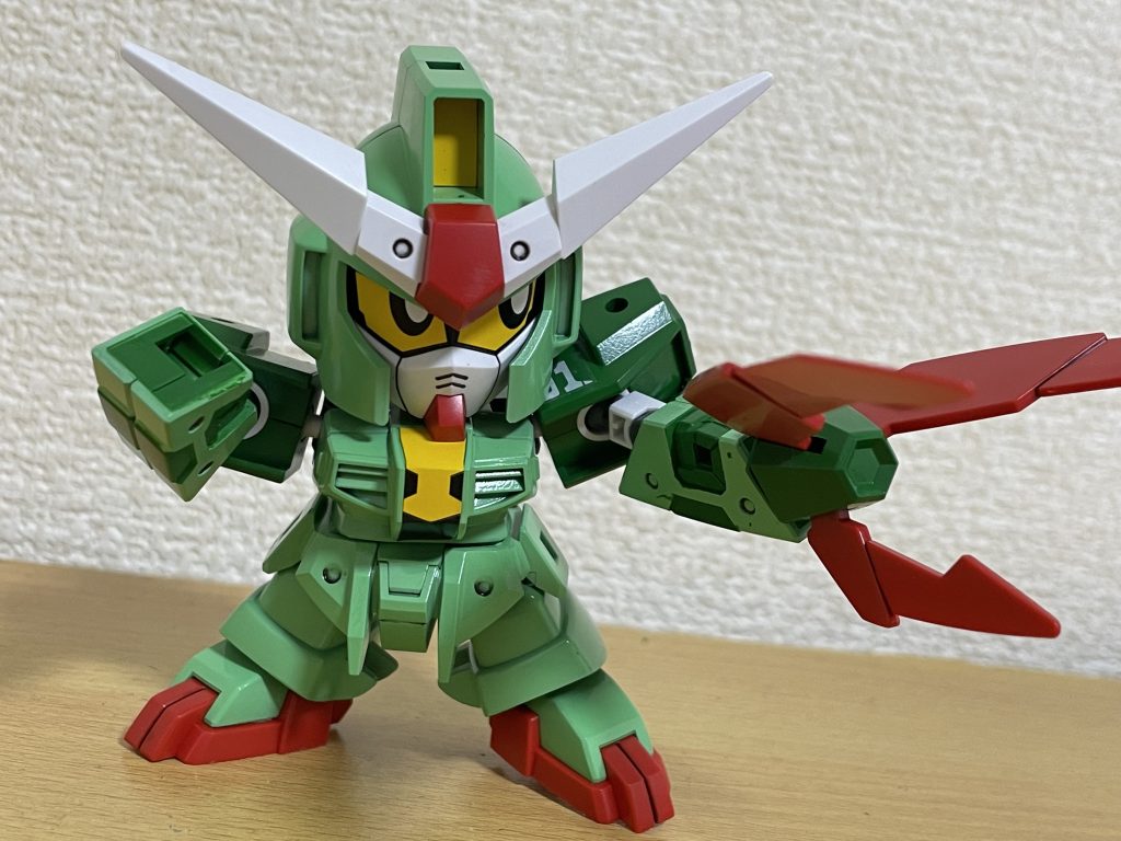 武器を色々付け替えたり、目のパーツも変えて表情付けも可能です。