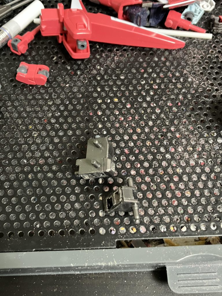 腰を切断して中にボールジョイントを埋め込み、腰が回る様にしました