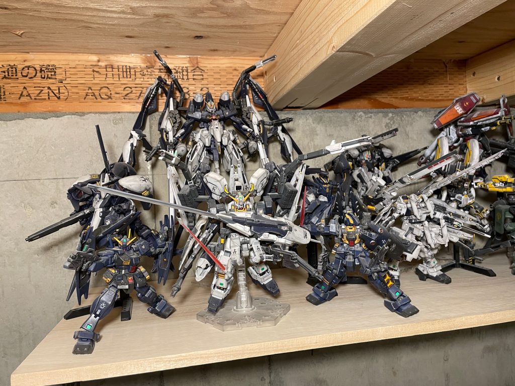 仲間達と記念撮影。幻のティターンズ軍団。白いエース機と紺の量産機。実現していればティターンズの支配は続いていたことでしょう。と、怖い想像をしながら、AOZシリーズは一旦終了。※最近はAOZ関係、全く手に入らない。困ったものです。