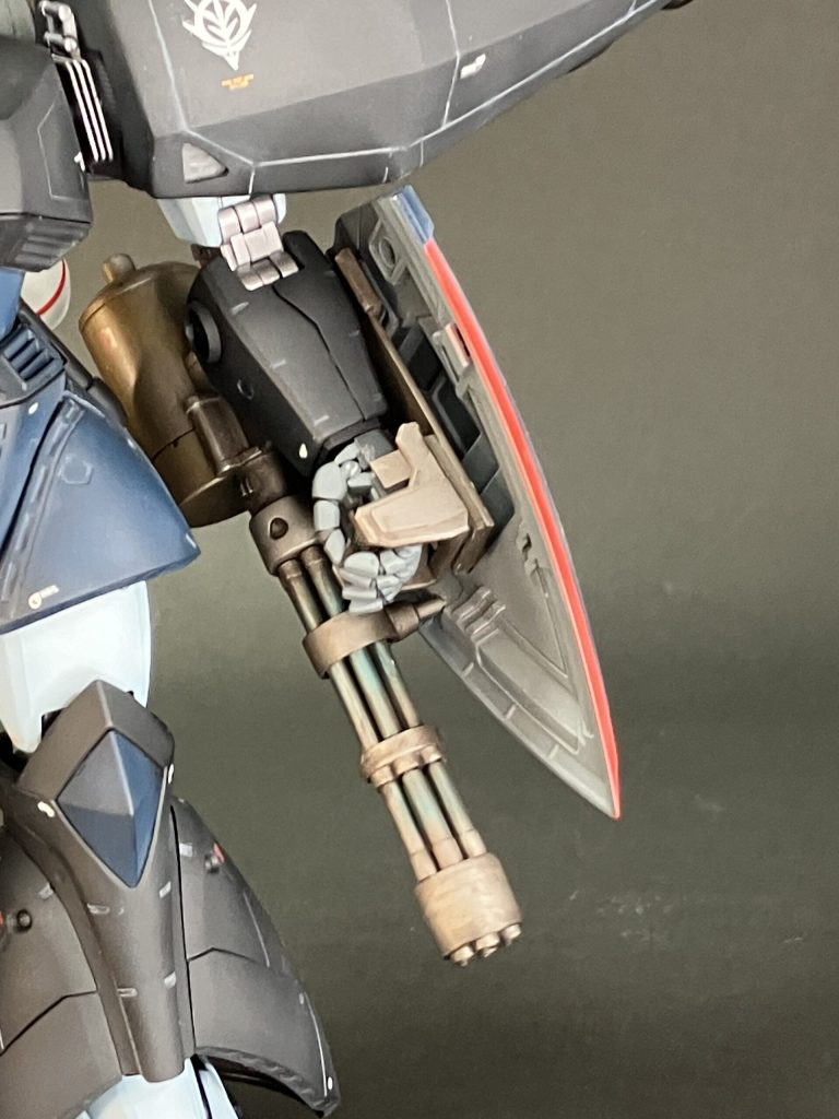 ガトリングシールドは、ゲルググのシールドを半分に切って、MGグフカスタムのガトリング砲を接続しました。