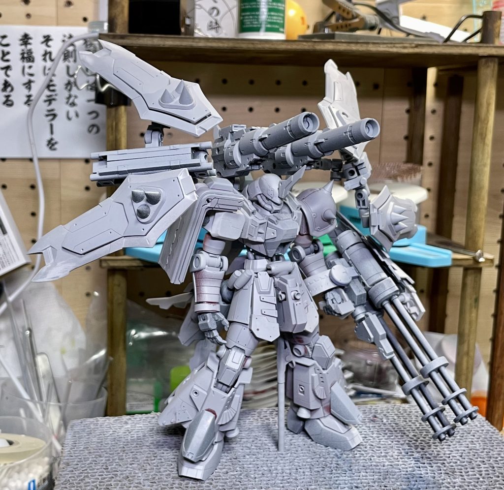 おおまかにサフシールド基部（２枚の真ん中のパーツ）はウェポンラックで考えてたんですがちょっと寂しいのでエアリアルのブースターに置き換えました右肩の盾もこの後くらいにいらんな！てなってグフか何かの肩のスパイクを取っ払い、パテで整えた物にしてます