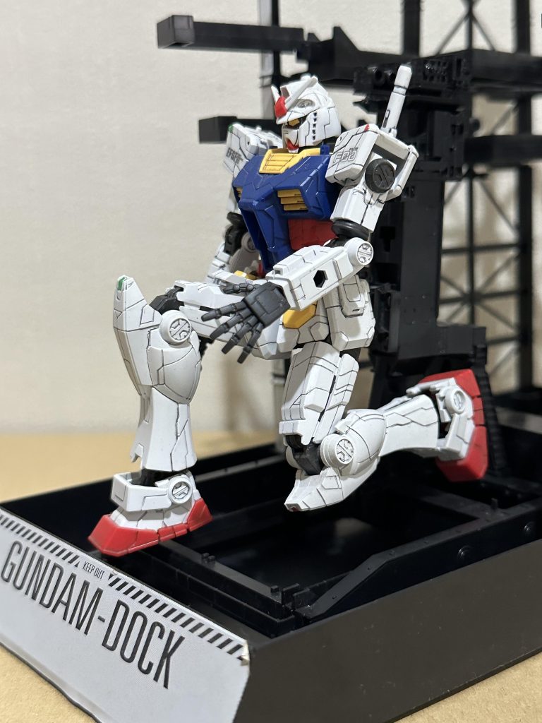 横から。よく曲がる関節です。