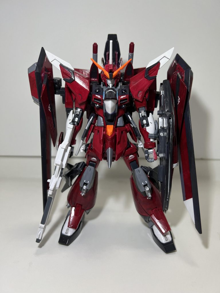 翼は縦に折り畳むことでノーマルのジャスティスっぽいシルエットに