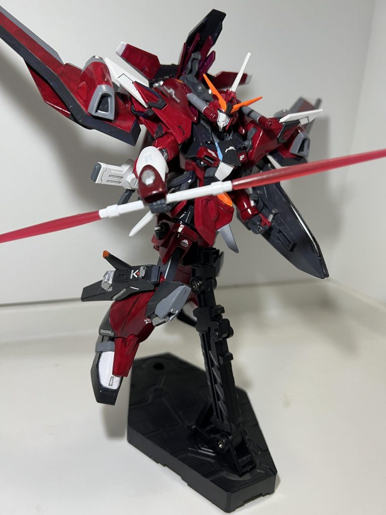 ジャスティスといえばやはりリフターを横にしての戦闘形態。連結したビームサーベルと頭の横のビーム砲でよりジャスティスらしく