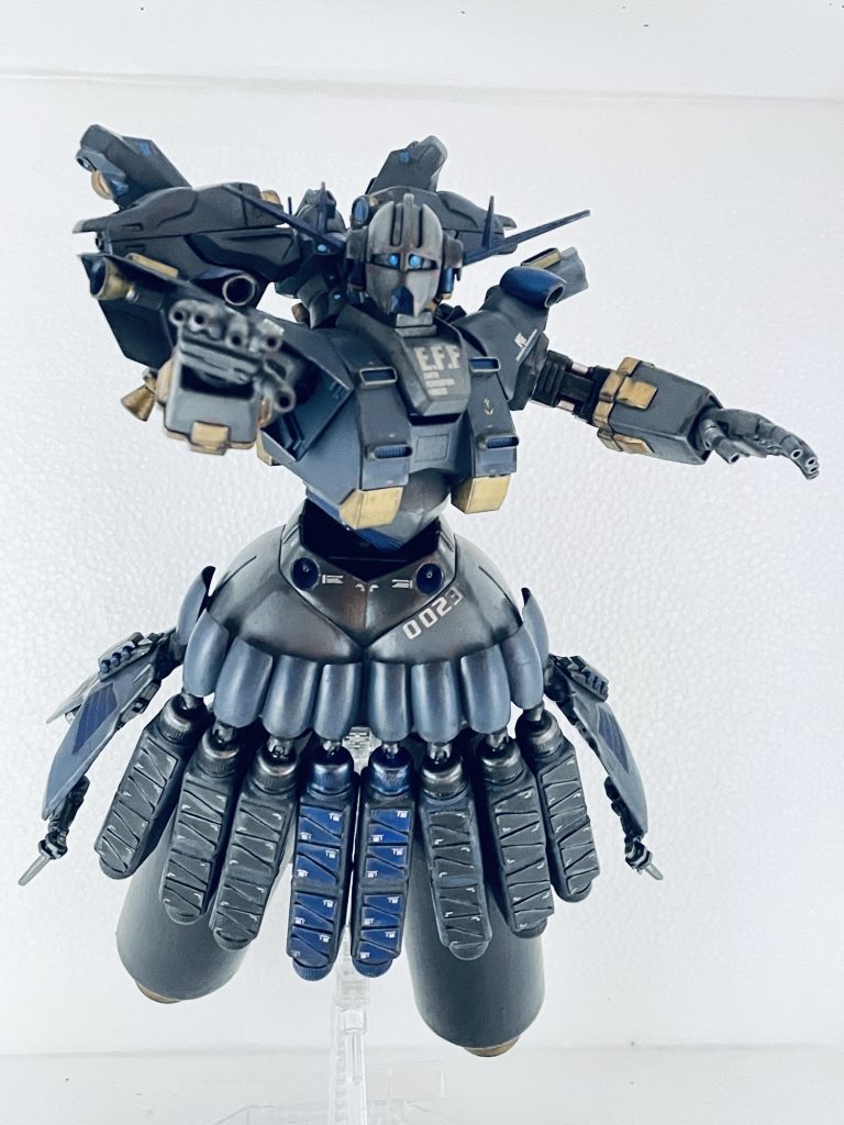 以下、妄想設定。ルオ商会の中で、パイロットとして、そして、強化人間のイザベラの父親として、日々を過ごしていたダリル・ローレンツ。南洋同盟騒乱時の自分に戻らないよう、無闇に戦闘に関わらないように努めていた。しかし、数少ない戦闘の中でサイコディジェのリユース・P・デバイスに精神が引きずリ込まれる感覚を感じていた。その度にダリルは悪夢を見るようになる。けたたましいフリージャスの音がフェードインしてくると直ぐに爆音となりダリルは耳を塞ぐ。すると、霞んだ彼方から光が差し込むとそれは高速で接近してくる。ダリルは叫ぶ、『お前かーイオ・フレミングアアアアー』18年前の忌まわしい記憶と憎悪がジオングの姿をも変えてしまい、おぞましい物になっていた。ダリルはサイコディジェで立ち向かう。それはまさにあの時の悪魔、ダリル・ローレンツそのものだった。イザベラはうなされているダリルを必死に起こす。気が付いたダリルはただただ自分自身に恐れを感じていた。いつもそうだった。悪夢の中ではいつもイオが光から現れ、自分が闇の中にいることを…以上、妄想設定終了。