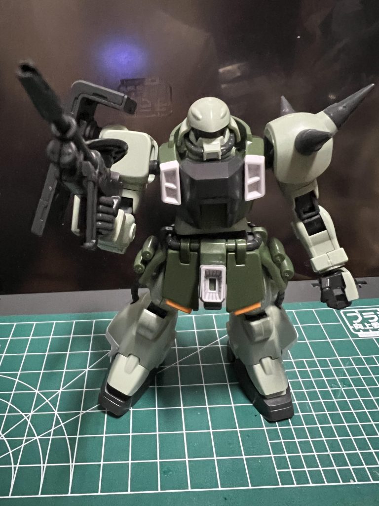 腕の関節をパワーダーで二重関節にし肩はガンダムベース限定のウェポンセットを使用。