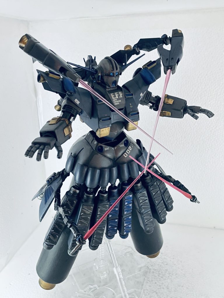 肩およひスカートには100均のつけ爪にバーニアやボールジョイントをつけてます。ミサイルポッドは100均の醤油たれビンにプラ板。プロペラントタンクブースターはこれまた100均のシャンプーボトル。バックパックはヤクトドーガのものとハイドラガンダムのジャンクを使いました。スカートにもハイドラガンダムのパーツを使い、ビームサーベル用のサブアームにしました。上半身とスカート部は大きいボールジョイントで接続、回転、屈伸が可能です。まさにパーフェクトジオングモドキ‼️妄想設定でゴマカシました。