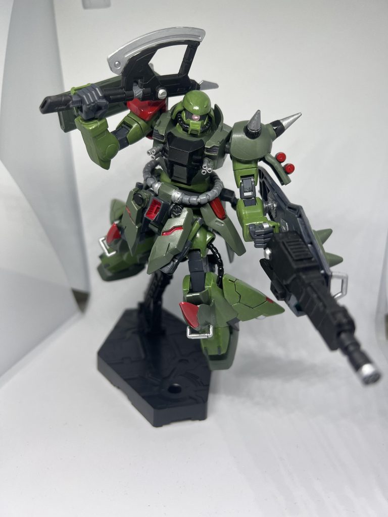 バトルアームズで余りがちの斧とおそらくビーム砲がメイン武装。余ったザクウォーリアの盾と合わせてビームガトリングシールドにしました。