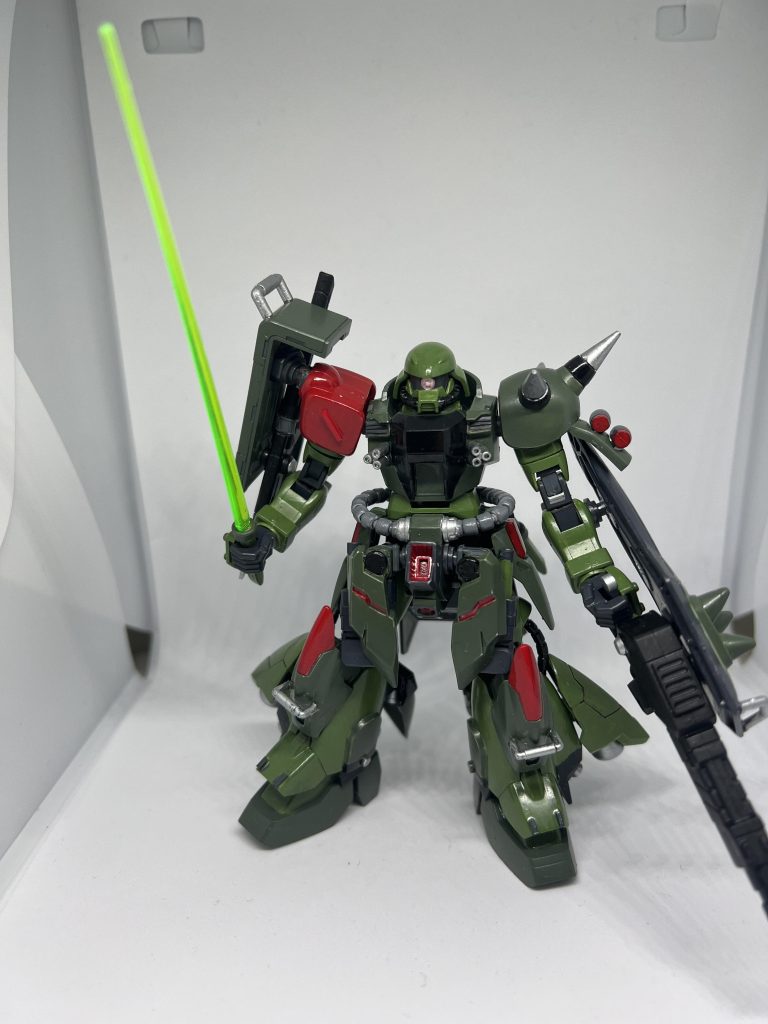 ザクⅢ改がモチーフなのでビームサーベルも装備。