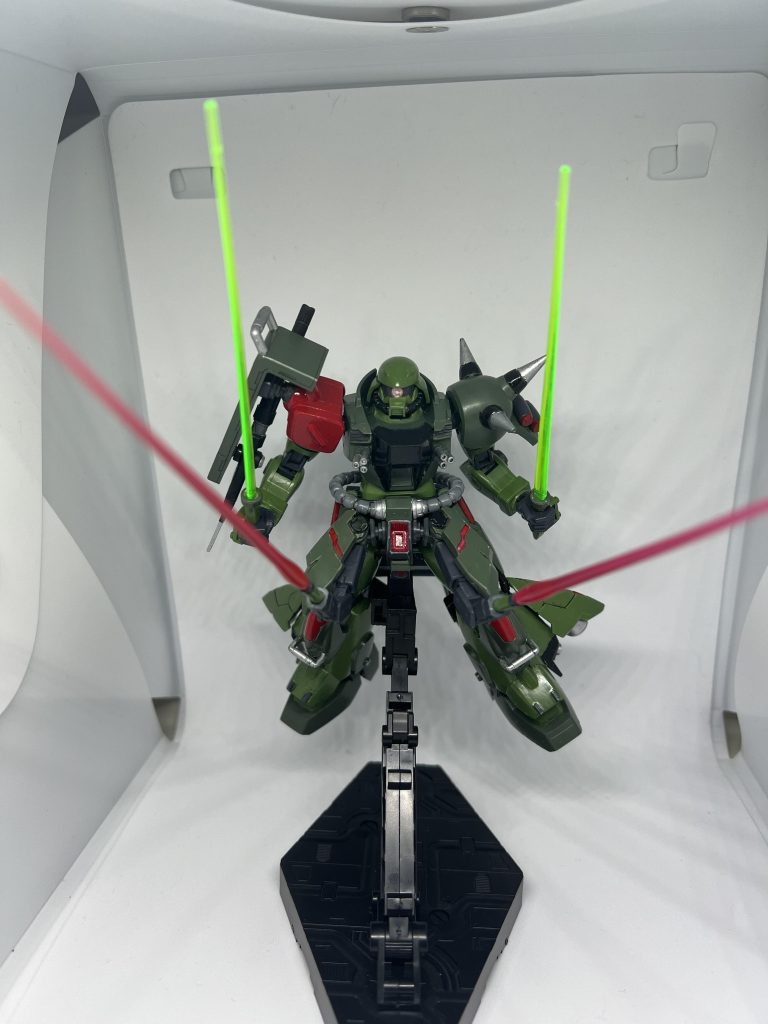 UCで登場したザクⅢがあまりにも印象的だったのでスカートに隠し腕を装備。