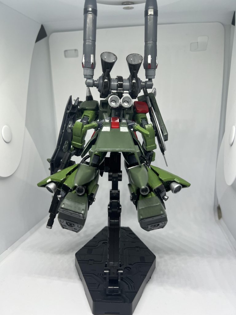 ザクⅢ改っぽくなるようバックパックを装備。シグーディープアームズのバックパックをメインに改造。足にバーニアを追加してバーニアお化けに