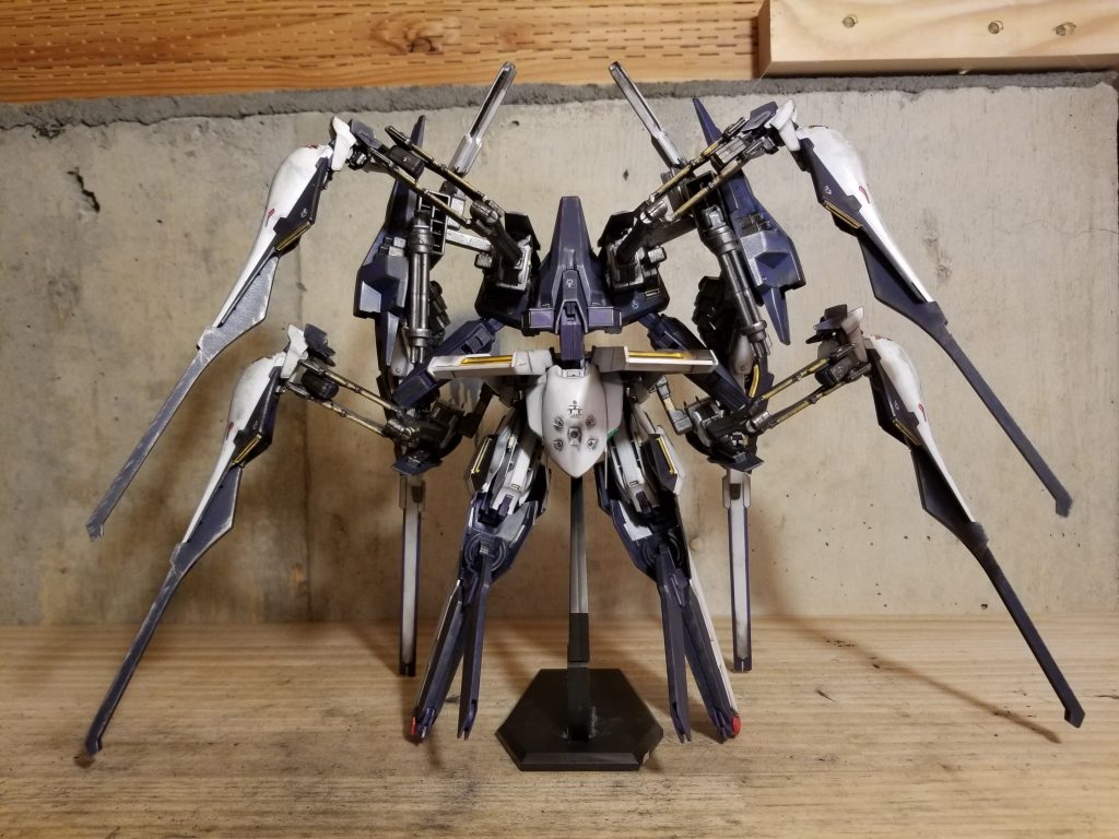 デカい‼️そして、重い‼️  ディスプレイスタンドが折れそうな感じです。