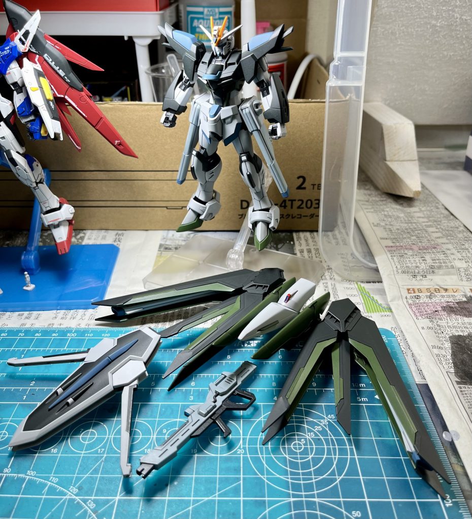 基本塗装やスミ入れが終わりましたこのあと水転写デカールを貼るために徹夜して明け方になった頃、仕事の呼び出しを受けました勤め人たるもの、睡眠はしっかりとりましょう反省です
