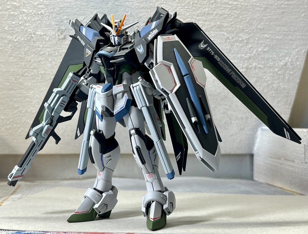 完成しましたつや消しスプレーの容量が少なくなったのに吹き続けたところ、背中側の一部に粒が飛んでダマができてしまいましたヤスってならせばいいのでしょうが、面倒なのでそのままにしています…