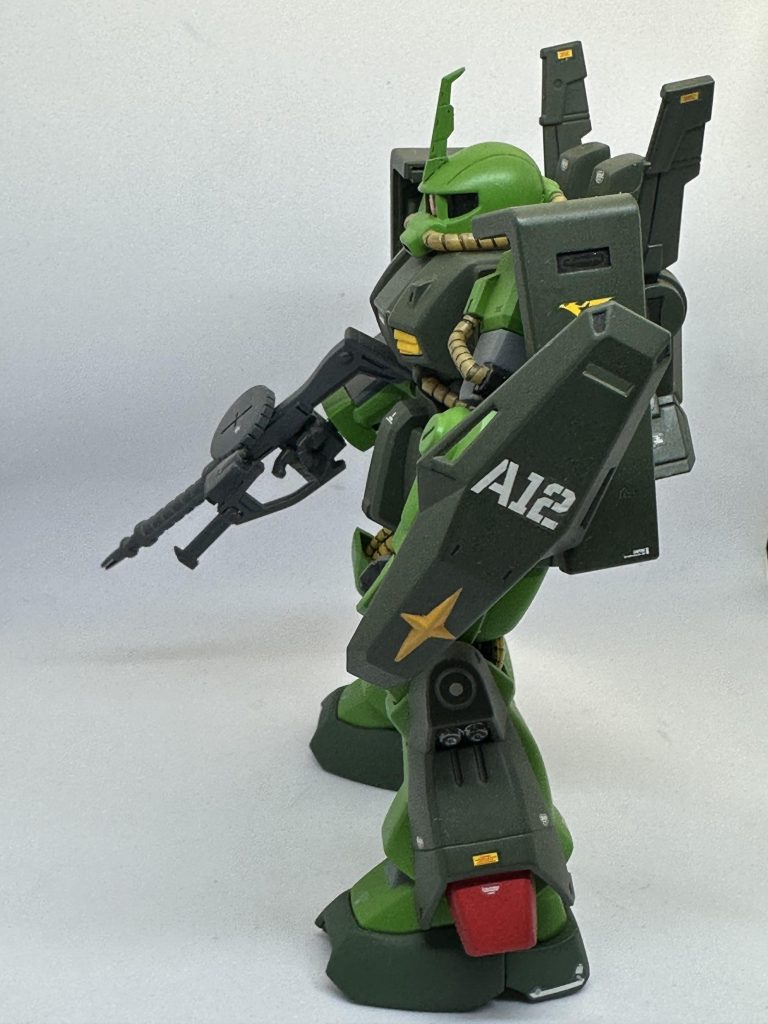 頭部アンテナと、腕シールドのマーキングで「S」仕様です。分かる人には分かりますかね⁇😅赤い機体ではありませんが…。