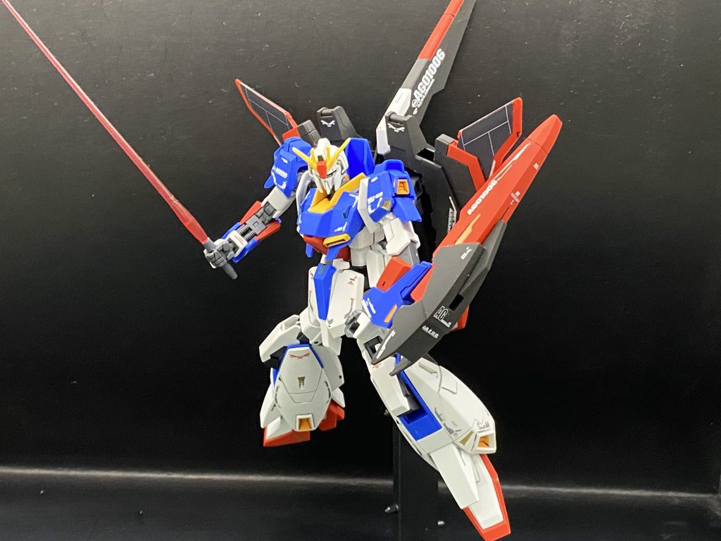 ウィングを展開してビームサーベルを構えての突撃。ギミックのおかげでこういうポーズもできるのが良いとこです。