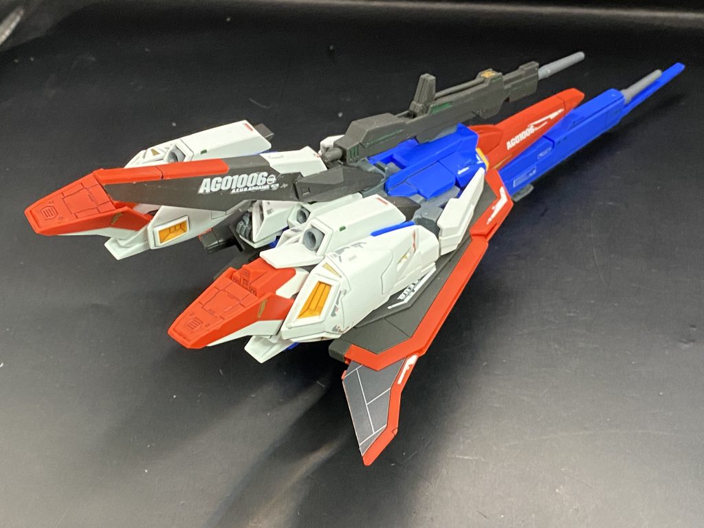 そしてウェイブライダーを前後から差し替えとはいえHGのサイズの強度を考えるとしょうがない分もありここまで決まった変形ができるのですから全然ありですね。部分塗装に墨入れ、RGの水転写デカールにつや消しでフィニッシュ首の可動域が狭かったので延長をして首を左右に動かせるようにしました。全体的に