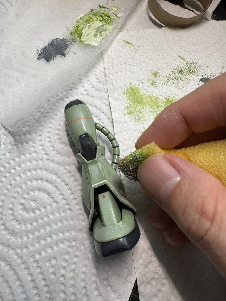 I created these tiny scratches and chipping effects using smaller-sized sponge and Vallejo(AV) water-based colours.