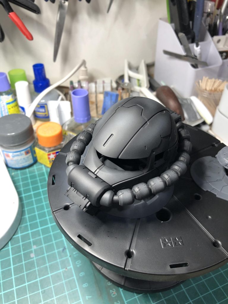 黒とグレー色のサフで陰影を意識して塗装