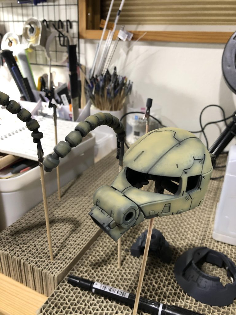 タミヤのチッピング液を塗ってから塗装。